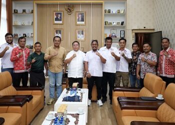 Wali Kota Pematangsiantar Wesly Silalahi SH MKn. Wesly menyambut kehadiran para pengurus KONI di ruang kerja wali kota, di Balai Kota Pematangsiantar,
