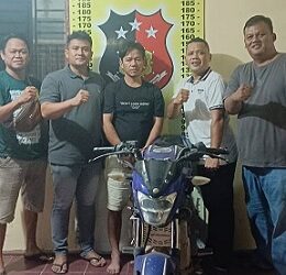 Pelaku IS alias Acong beserta barang bukti diapit Kanit Reskrim IPDA Gerry Simanjuntak SH dan Tim