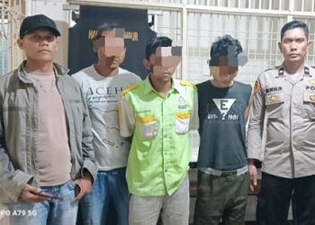 Ketiga tersangka komplotan pencuri besi teratak saat diserahkan Kanit Reskrim IPDA Juhandya Malau kepada petugas Ruang tahan Polisi Polres Pematangsiantar untuk ditahan