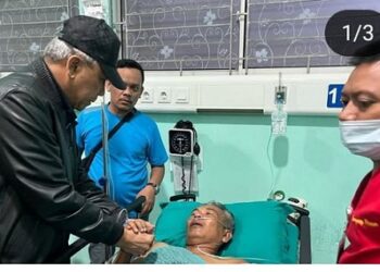 Kepala Kejaksaan Tinggi (Kajati) Sumatera Utara (Sumut) Idianto menjenguk jaksa Jhon Wesly Sinaga korban pembacokan. (Foto Ist)