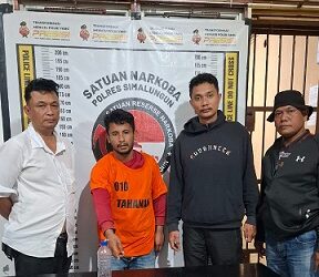 Tersangka Jan Thomas Purba beserta barang bukti diserahkan ke Sat Resnarkoba Polres Simalungun