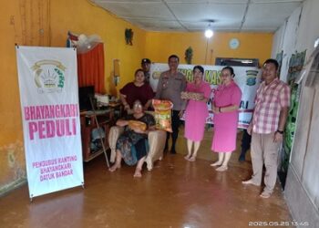 Kapolsek Datuk Bandar AKP John Herbert Turnip, S.E bersama Pengurus Bhayangkari Ranting berikan bantuan kepada Ibu Maria br Sinaga