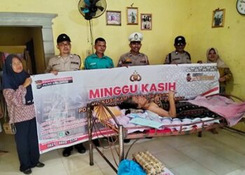 Polsek Tanah Jawa Minggu Kasih Dengan Bagikan Sembako kepada Warga Kurang Mampu