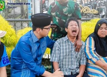 Wali Kota Medan, Rico Tri Putra Bayu Waas, menemui orang tua remaja bernama Tegar Eliyadi yang hanyut terbawa arus Sungai Deli. (Foto Ist)