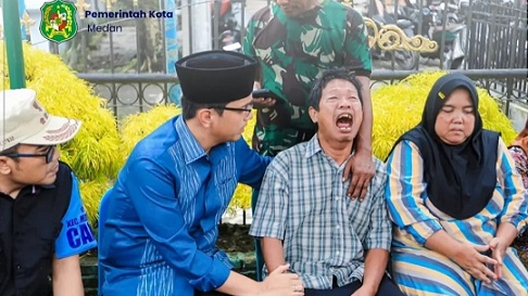 Wali Kota Medan, Rico Tri Putra Bayu Waas, menemui orang tua remaja bernama Tegar Eliyadi yang hanyut terbawa arus Sungai Deli. (Foto Ist)