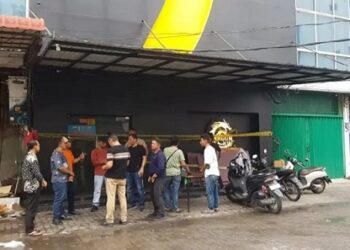 Dragon KTV yang berada di Jalan H. Adam Malik, Sei Agul, Medan Barat disegel polisi pasca digerebek. (Foto Ist)