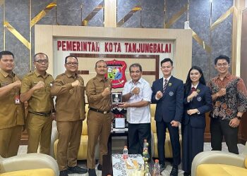 pemberian cendramata berupa Plakat