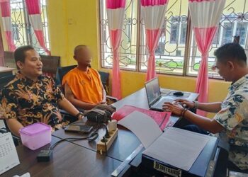 Tersangka TRT saat menjalani pemeriksaan Penyidik Unit PPA Sat Reskrim Polres Simalungun dengan didampingi pengacara Prodeo,