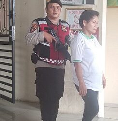Terdakwa Sri Rahayu br. Marpaung alias Kak Tina saat digiring kembali ke Lapas Klas IIA Pematangsiantar usai mengikuti persidangan di PN Pematangsiantar