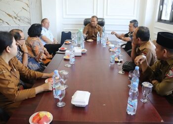 Wali Kota Tanjungbalai, Mahyaruddin Salim didampingi Staf Ahli Bidang Ekonomi Pembangunan Tajul Abrar Nur Ritonga, dan Kepala Baperida Zul Abdiman, Sekretaris Baperida Irma Suryani, Plt Kabag Barang dan Jasa Damayanti Lingga menerima kunjungan dari Badan Riset dan Inovasi Nasional (BRIN)