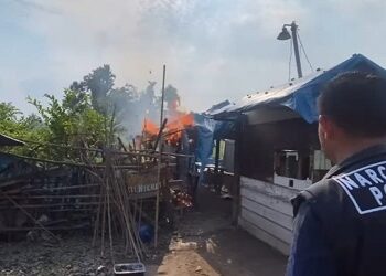 Pembakaran barak narkoba di bantaran rel kereta api, Desa Serba Jadi, Kecamatan Sunggal, Kabupaten Deliserdang. (Foto Ist)