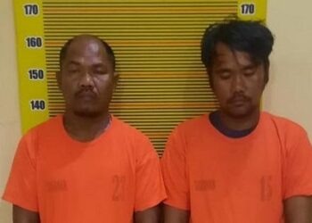 Dua nelayan membawa sabu dari Malaysia yang ditangkap Direktorat Reserse Narkoba Polda Sumut. (Foto Ist)