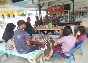Plt. Kasat Binmas AKP Irwan, S.I.P didampingi KBO Sat Narkoba IPTU Dearma Sipayung, S.H menggelar kegiatan Jumat Curhat di Warung Kopi milik warga di Dusun II, Desa Pasar VI 