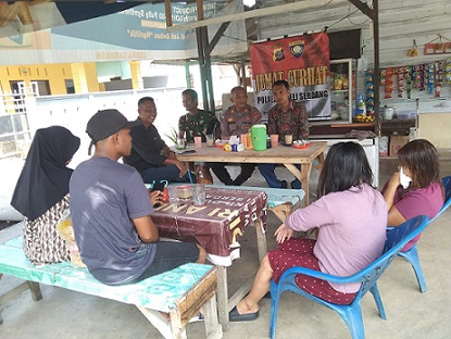 Plt. Kasat Binmas AKP Irwan, S.I.P didampingi KBO Sat Narkoba IPTU Dearma Sipayung, S.H menggelar kegiatan Jumat Curhat di Warung Kopi milik warga di Dusun II, Desa Pasar VI