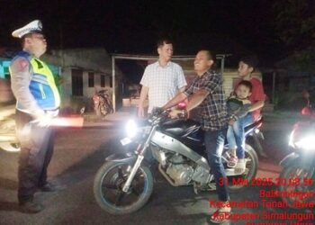 Personil Polsek Tanah Jawa Gelar Patroli Dialogis Antisipasi Balap Liar dan Kejahatan Jalanan di Nagori Balimbingan