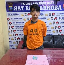 Tersangka DRG dan barang bukti