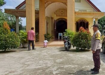 Aiptu J.S. Butar Butar, Bhabinkamtibmas Polsek Bosar Maligas, Polres Simalungun melaksanakan pengamanan kegiatan ibadah Minggu di Gereja HKBP Exaudi,