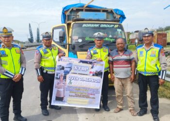 Sat Lantas Polres Simalungun melaksanakan kegiatan sosialisasi terkait Over Dimensi dan Over Load di Jalan Medan