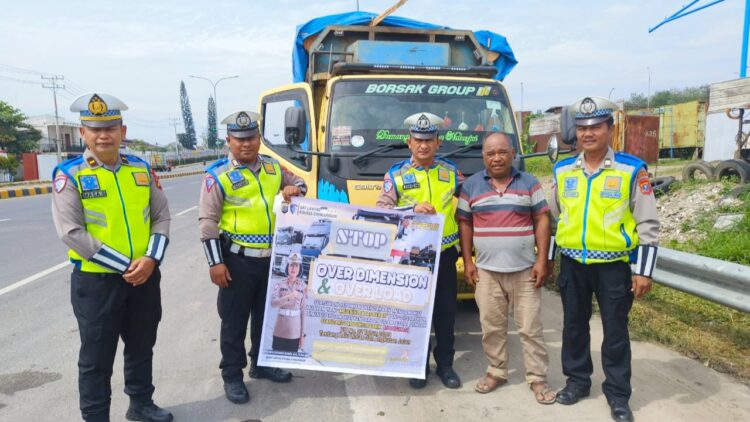 Sat Lantas Polres Simalungun melaksanakan kegiatan sosialisasi terkait Over Dimensi dan Over Load di Jalan Medan