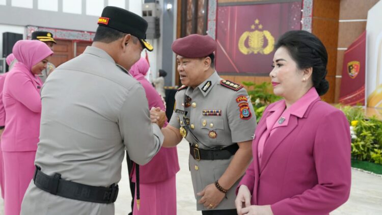 Kapolda Sumut, Irjen Pol Whisnu Hermawan Februanto, secara resmi melantik jabatan Direktur Reskrimum dari Brigjen Pol Sumaryono kepada Kombes Pol Kombes Pol Ricko Taruna Mauruh, SE, MM. (Foto Ist)