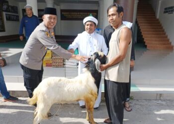 Kapolsek Tanah Jawa Kompol Asmon Bufitra S.H., M.H Berbagi Kurban dan Sembako ke Pondok Pesantren Jelang Idul Adha 1446 H