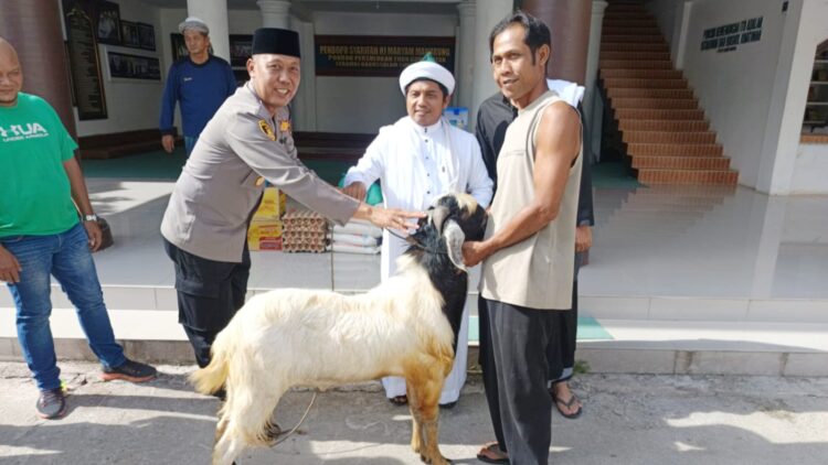 Kapolsek Tanah Jawa Kompol Asmon Bufitra S.H., M.H Berbagi Kurban dan Sembako ke Pondok Pesantren Jelang Idul Adha 1446 H