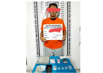 Tersangka NFN alias Nofal beserta barang bukti
