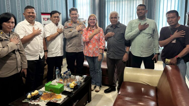 Kabid Humas Polda Sumut, Kombes Pol Ferry Walintukan, bersilaturahmi dengan Pengurus SMSI Sumut