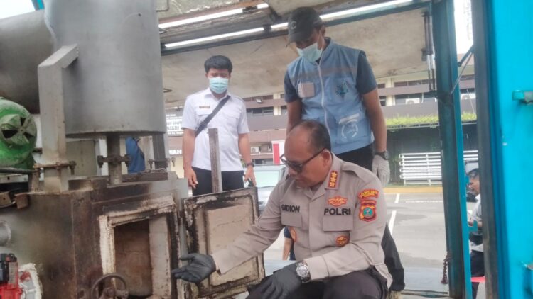 Kapolrestabes Medan Kombes Pol Gidion Arif Setyawan musnahkan sabu, ganja dan happy water dengan cara dibakar menggunakan mobil incenerator. (Foto Ist)