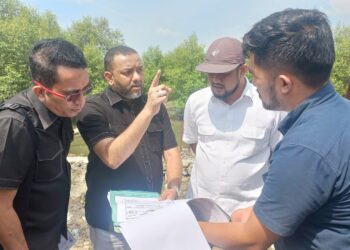 Wakil Ketua DPRD Medan Hadi Suhendra
Ketua Komisi 4 Paul Mei Anton Simanjuntak beserta anggota dewan Rommy Van Boy dan El Barino Shah saat meninjau penimbunan kawasan hutan mangrove di kawasan Jalan PLTU Kelurahan Belawan Sicanang, Kecamatan Medan Belawan tanpa memiliki izin. (Foto Romulo)