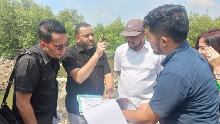 Wakil Ketua DPRD Medan Hadi Suhendra
Ketua Komisi 4 Paul Mei Anton Simanjuntak beserta anggota dewan Rommy Van Boy dan El Barino Shah saat meninjau penimbunan kawasan hutan mangrove di kawasan Jalan PLTU Kelurahan Belawan Sicanang, Kecamatan Medan Belawan tanpa memiliki izin. (Foto Romulo)
