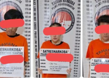 Tersangka TN alias Aurel alias Fdj Miss Aurel (tengah), DS alias Doni dan AW