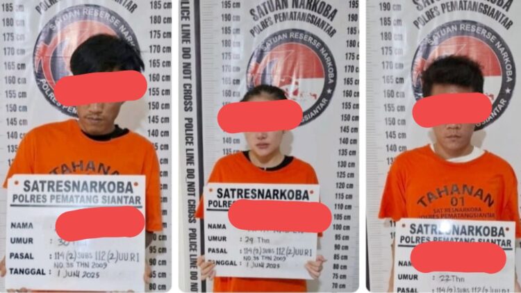 Tersangka TN alias Aurel alias Fdj Miss Aurel (tengah), DS alias Doni dan AW