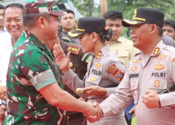 Kapolres Simalungun AKBP Marganda Aritonang, S.H., S.I.K., M.M bersama seluruh jajaran Forkopimda menyambut Kunker KSAD Jenderal TNI Maruli Simanjuntak