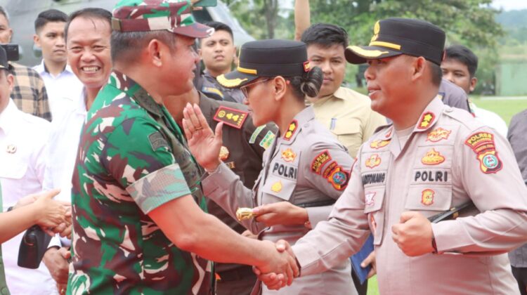 Kapolres Simalungun AKBP Marganda Aritonang, S.H., S.I.K., M.M bersama seluruh jajaran Forkopimda menyambut Kunker KSAD Jenderal TNI Maruli Simanjuntak