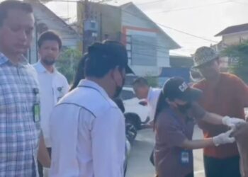 Kepala DKP3 Kota Medan, Gelora Kurnia Putra Ginting dan tim mengecek kesehatan hewan kurban. (Foto Ist)