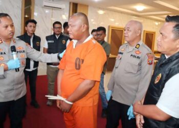 Kapolres Padangsidimpuan, AKBP Wira Prayatna paparan korupsi dana desa pada tahun anggaran 2023 sebesar Rp 249 juta dilakukan tersangka SH
Eks Kepala Desa Siloting. (Foto Ist)