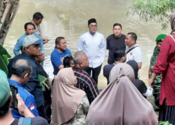 Ketua Fraksi Partai Demokrat DPRD Kota Medan, Iswanda Ramli, bersama Anggota Komisi V DPR RI, Lokot Nasution, turun langsung meninjau lokasi bronjong penahan tebing yang longsor dan menyebabkan robohnya dapur salah satu rumah warga di Kelurahan Madras Hulu. (Foto Ist)