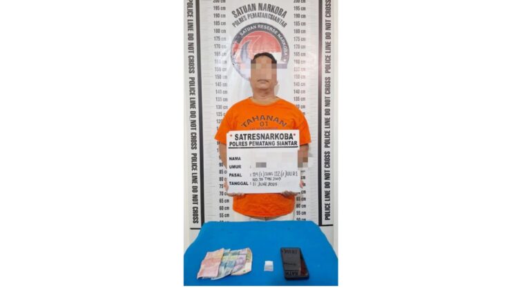 Tersangka TBB alias Timbul dan barang bukti diamankan di Sat Resnarkoba Polres Pematangsiantar