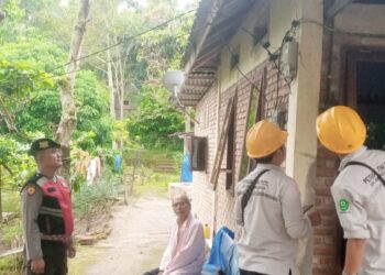 BRIGADIR Raymond Silitonga pengamanan sekaligus pendampingan P2TL oleh petugas PLN Pematangsiantar di Jalan BP. Nauli