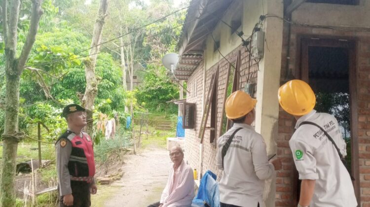 BRIGADIR Raymond Silitonga pengamanan sekaligus pendampingan P2TL oleh petugas PLN Pematangsiantar di Jalan BP. Nauli