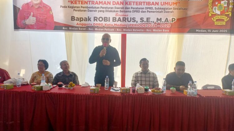 Anggota DPRD Kota Medan, Robi Barus
saat menggelar Sosialisasi Perda Kota Medan No.10 Tahun 2021 tentang Ketentraman dan Ketertiban Umum (Trantibum). (Foto Ist)
