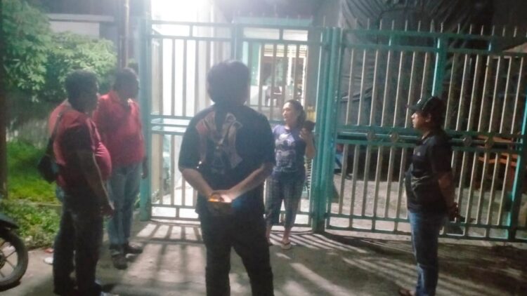 Personil Sat Resnarkoba dan Polseķ Sianțar Utara penyelidikan di Jalan Damar Laut