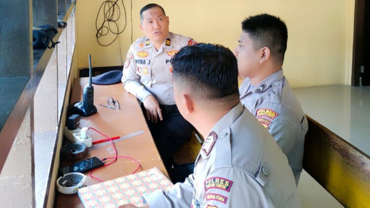 KBO Satuan Samapta IPTU Pitra Jaya SP. SH pengecekan penjagaan Mako Polres Pematangsiantar