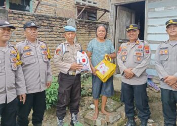 Kapolsek Siantar Martoba AKP Restuadi SH didampingi Bhabinkamtibmas Kelurahan Nagapitu AIPTU S. Ambarita, Kanit Sabhara IPDA Ganda Sinaga, Kanit Provost Aiptu Budi Gelora J. Damanik dan Kasium AIPDA Hendrik F. Purba kepada warga membutuhkan