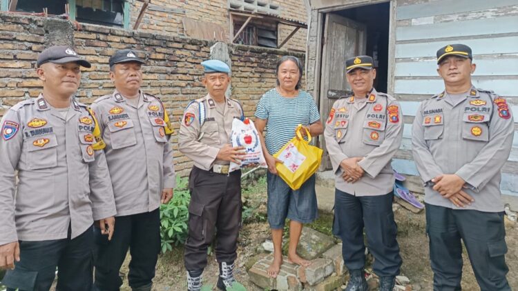 Kapolsek Siantar Martoba AKP Restuadi SH didampingi Bhabinkamtibmas Kelurahan Nagapitu AIPTU S. Ambarita, Kanit Sabhara IPDA Ganda Sinaga, Kanit Provost Aiptu Budi Gelora J. Damanik dan Kasium AIPDA Hendrik F. Purba kepada warga membutuhkan