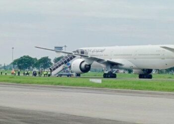 Pesawat Saudia Airlines mendarat darurat di Bandara Kualanamu Deli Serdang karena ancaman bom. (Foto Ist)