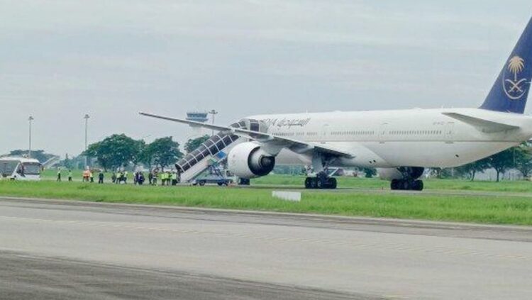 Pesawat Saudia Airlines mendarat darurat di Bandara Kualanamu Deli Serdang karena ancaman bom. (Foto Ist)