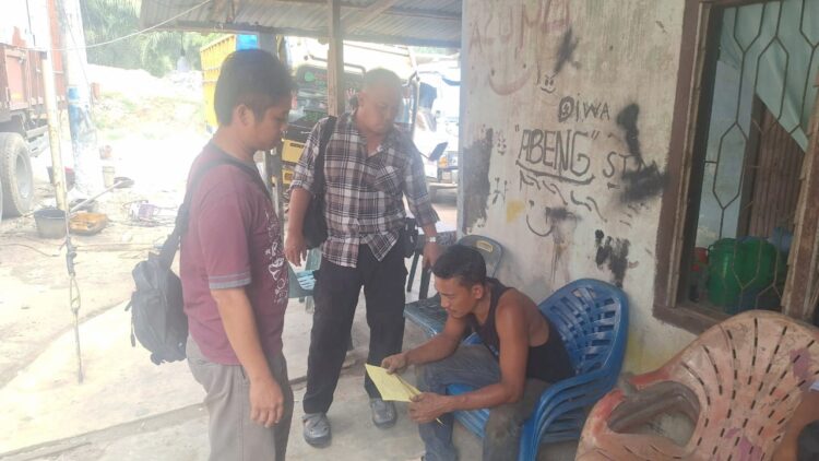 Tersangka IP saat ditangkap Kanit Jatanras IPDA Ricardo Rajagukguk S.Sos dan Tim