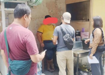 Tersangka D br. T saat ditangkap Kanit Jatanras IPDA Ricardo Rajagukguk S.Sos dan Tim